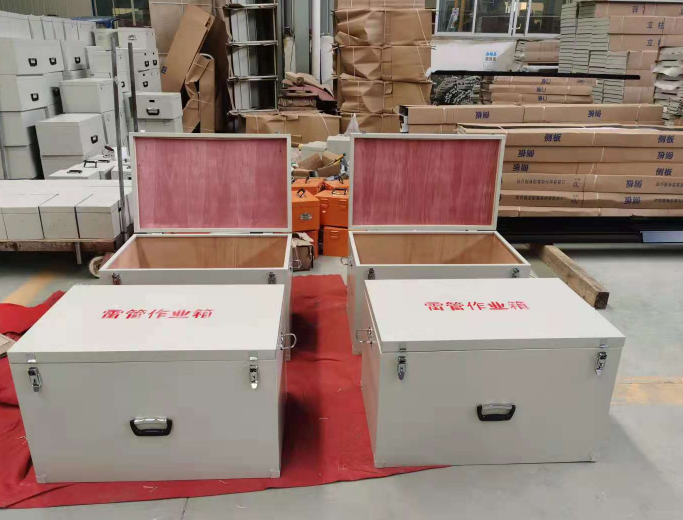 崇明放炮线和雷管炸药在矿山作业时如何存放？